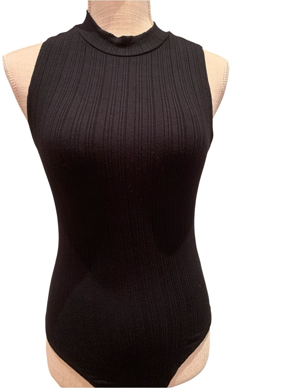 NWOT! FOREVER 21 SLEEVELESS RIBBED MOCK NECK BODYSUIT. EXCELLENT CONDITION!